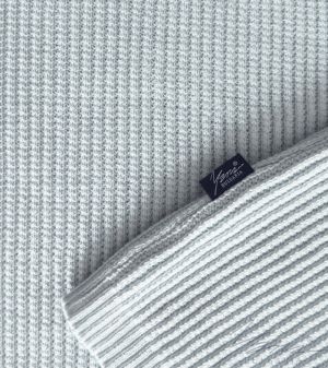 Pánsky sveter s dlhým rukávom a výstrihom sivá