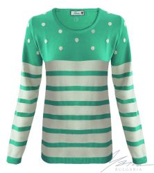 Дамски двуцветен интарзионен пуловер "О" деколте зелен